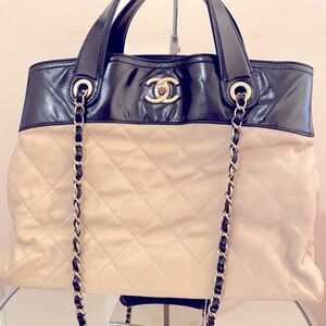 Chanel Bag Mix Tote Bag Cream_Black Leather like new , quilted two tones bag